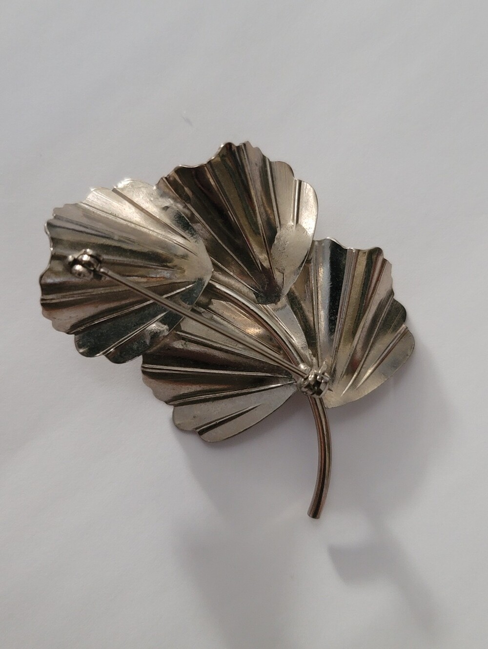 Vintage Ginko Leaf Brooch - Silvertone - Picture 3 of 4